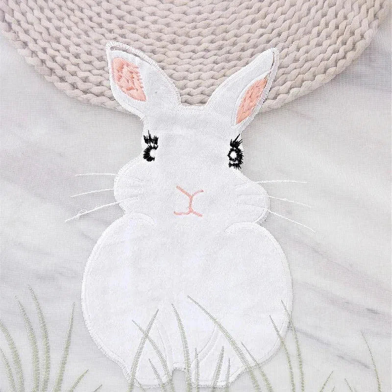 Illustration charmante d'un lapin blanc sur fond neutre avec motif tissé, idéale pour décoration de chambre d'enfant ou accessoire de mode. Le design captivant et mignon apporte une touche de douceur et d'élégance à votre espace. Idéal pour un style unique et personnalisé.