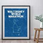 Affiche du Walt Disney World Marathon avec un plan de course bleu sur fond bleu.