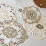 serviettes table brodées dentelle florale classique romantique blanc beige tissu rond opaques