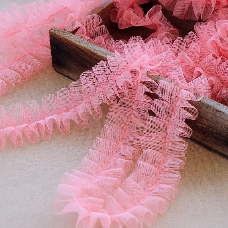 ruban tulle dentelle franges semi transparent rose clair rouge decoration tissu maille ecologique