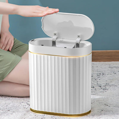 Poubelle intelligente 7L blanche avec capteur dans une cuisine moderne