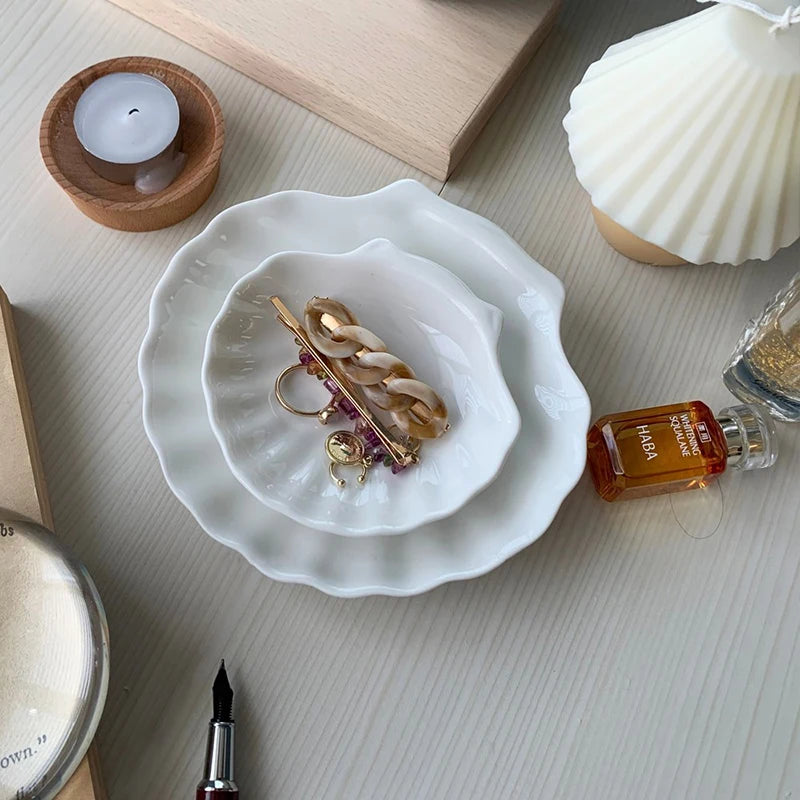 assiettes blanches modernes céramique lisses rangement présentation alimentaire set tailles différentes