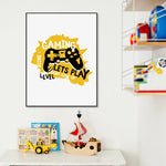 Cette image montre un cadre mural avec l'inscription "Gaming, more let's play, level don't give up", une image d'une manette de jeu et un arrière-plan de jouets pour enfants.
