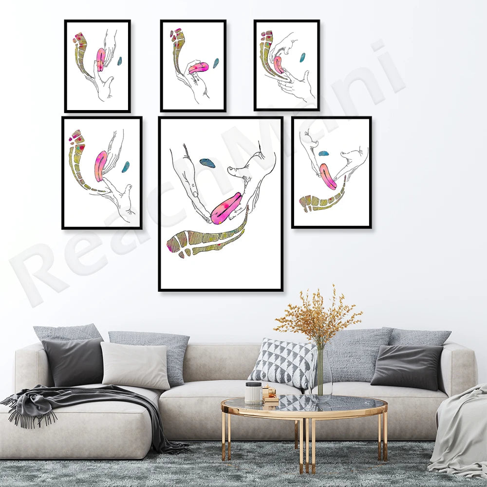 Ensemble abstrait de tableaux aux lignes et formes organiques, avec des touches de couleurs vives.