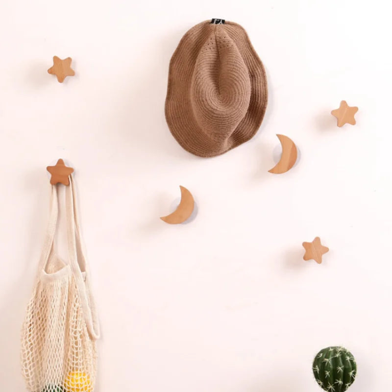 décoration intérieure griffe murale bois étoiles lune chapeau sac minimaliste bohème