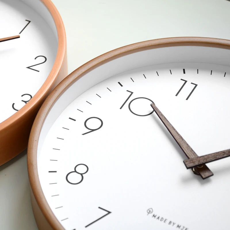 Horloge murale bois massif blanc dans un salon moderne