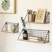 étagère murale bois clair noir paniers métal industrielle minimaliste éléments déco intérieure chambre salon