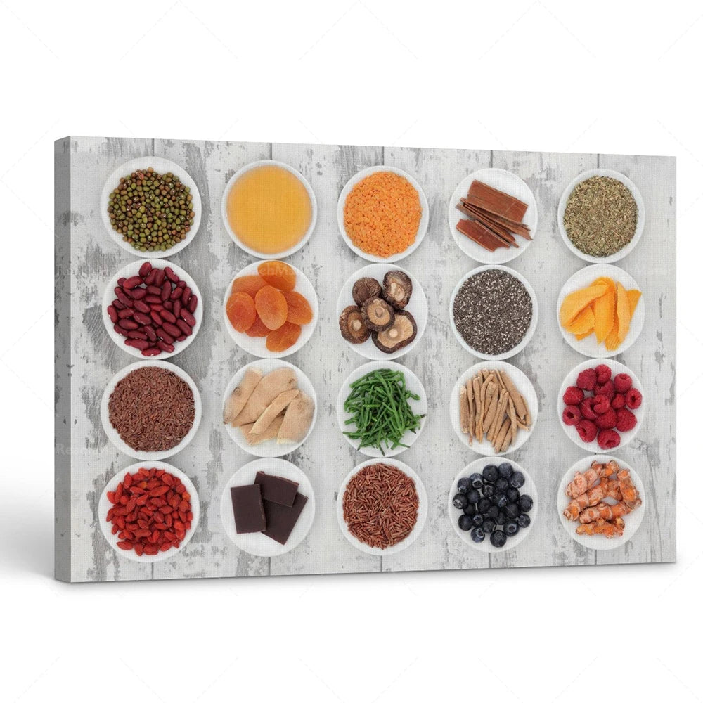 Une variété de graines, de légumes secs et de fruits secs présentés dans des bols sur une surface en bois vintage.