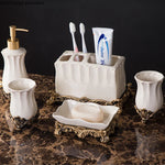 ensemble salle bain blanc doré classique cérémonial distributeur savon tasse buvant support savon porte