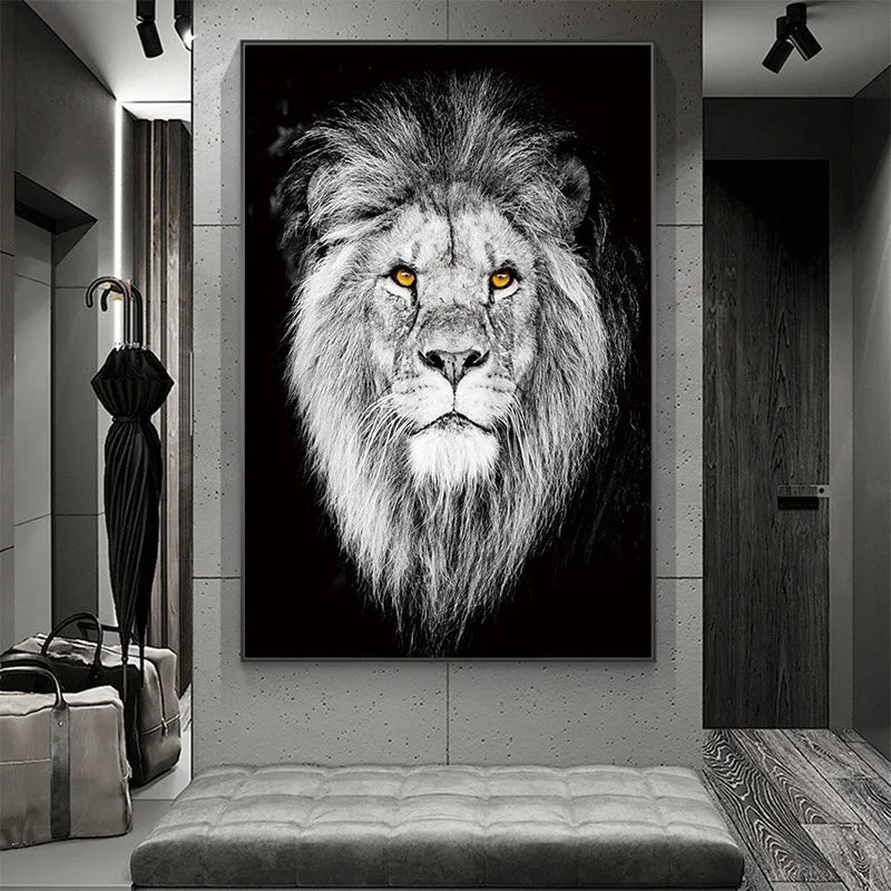 Cette image en noir et blanc présente un gros plan impressionnant du visage d'un lion majestueux, avec des yeux vifs et une crinière épaisse.