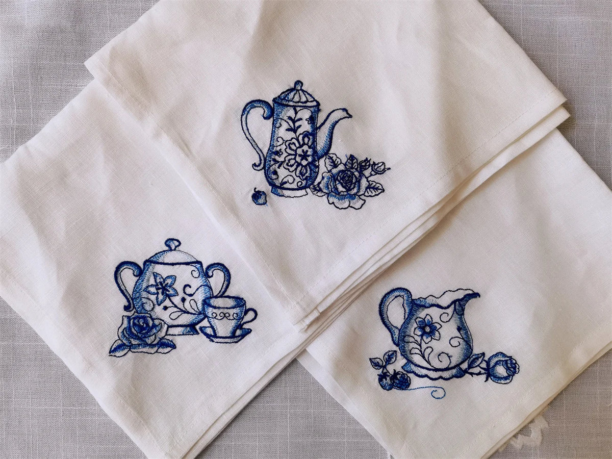 Serviette lin brodée motif théière bleu