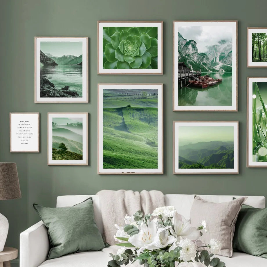 Magnifique collection d'œuvres d'art nature et paysages, avec des tons verts et des images de montagnes, de lacs et de végétation luxuriante, créant une ambiance sereine et apaisante dans le salon.