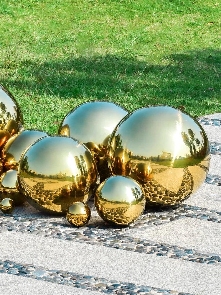 Collection de boules décoratives de différentes tailles et couleurs dans un jardin