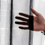 Voilage translucide noir, parfait pour tamiser la lumière tout en préservant l'intimité. Idéal pour une décoration élégante et moderne, ce rideau s'adapte à tous les intérieurs en apportant une touche de sophistication et de confort.