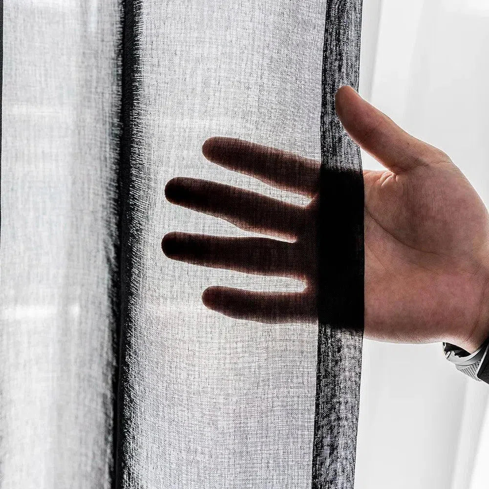 Voilage translucide noir, parfait pour tamiser la lumière tout en préservant l'intimité. Idéal pour une décoration élégante et moderne, ce rideau s'adapte à tous les intérieurs en apportant une touche de sophistication et de confort.