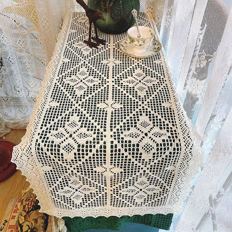 nappe crochetée motif floral géométrique rustique vintage blanc cassé verte bleue table décoration intérieure