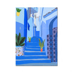 Escaliers bleus menant à un bâtiment méditerranéen avec une lanterne suspendue, entourés de plantes vertes et de motifs étoilés.
