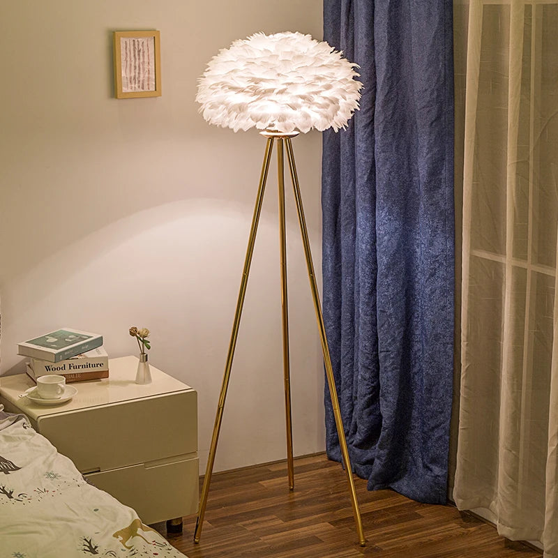 lampe sol moderne plumes blanche dorée pieds trépied led chambre salon entree