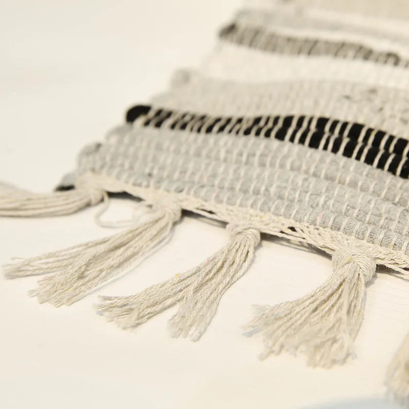 Sur l'image, on peut voir de la dentelle de coton blanche avec des franges qui donnent un aspect délicat et artisanal à l'objet.