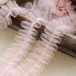 ruban tulle dentelle franges semi transparent rose clair rouge decoration tissu maille ecologique