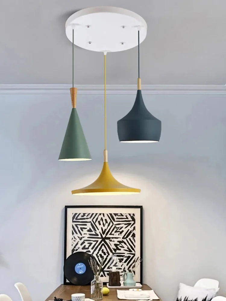 lampes suspendues modernes trois abatjours vert jaune rose blanc minimaliste
