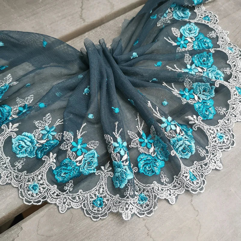 écharpe foulard dentelle brodée fleurs motif floral élégant tissu léger translucide bleu rose