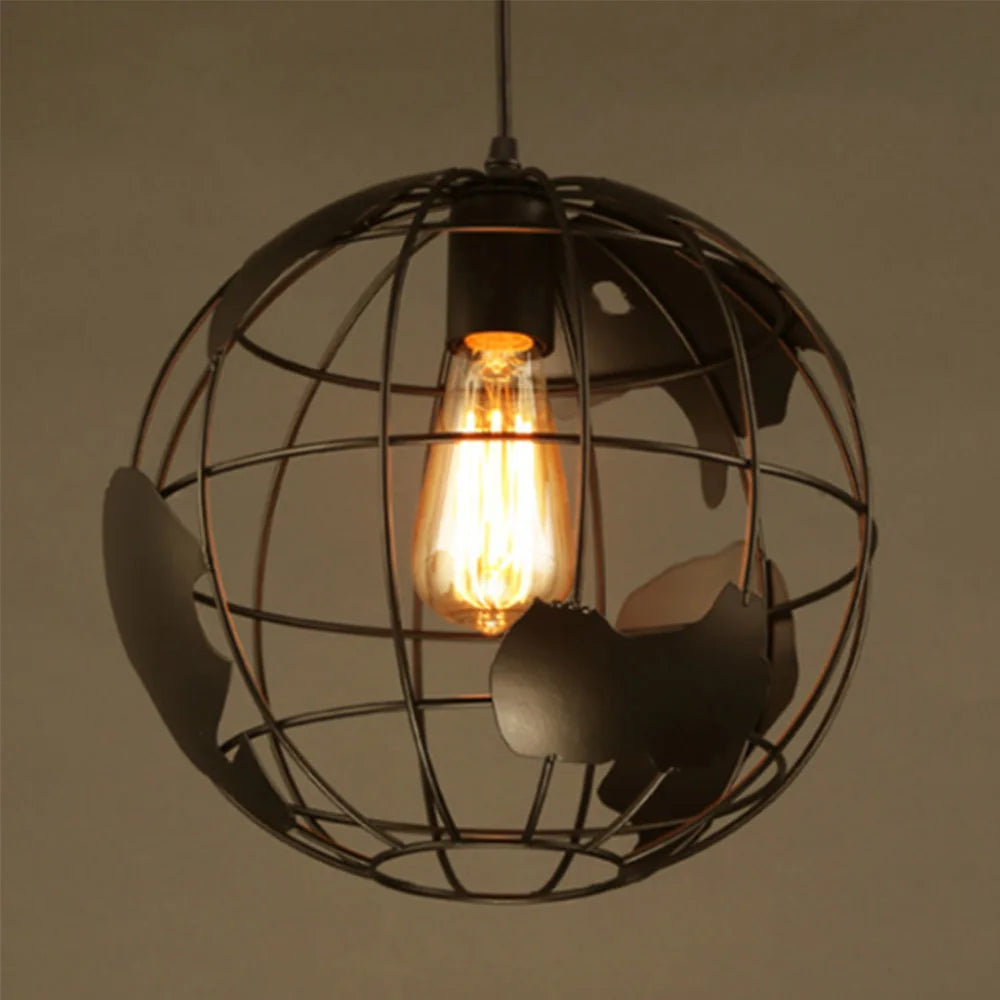Lustre suspendu noir éclairant une table à manger