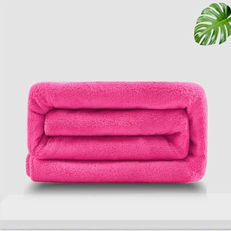 Détail de la serviette de bain microfibre montrant son absorption rapide