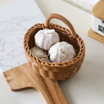 panier osier marron clair tressé rustique crochets transparents oignons herbes aromatiques fleurs blancs