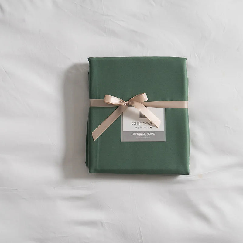 Housse de couette en soie bleue sur lit moderne