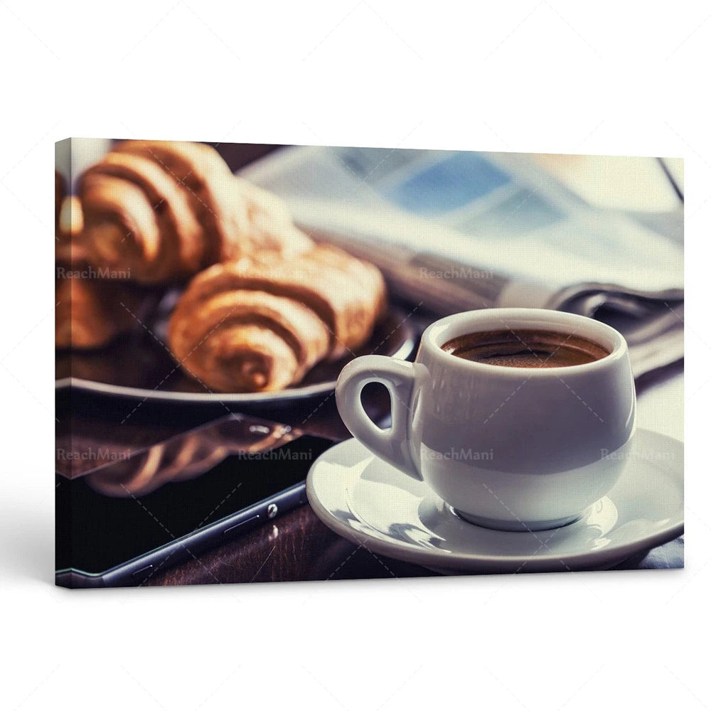 Tasse de café chaud et délicieux croissants, un déjeuner délicieux et réconfortant.