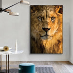 Le gros plan saisissant d'un majestueux lion avec sa crinière impressionnante et son regard perçant, capturé dans une image de haute qualité, qui souligne la beauté et la puissance de ce roi des animaux.