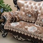 Un magnifique canapé de style baroque, recouvert d'un tissu décoratif aux motifs floraux et ornements dorés, donnant une touche élégante et raffinée à cet ameublement de luxe.