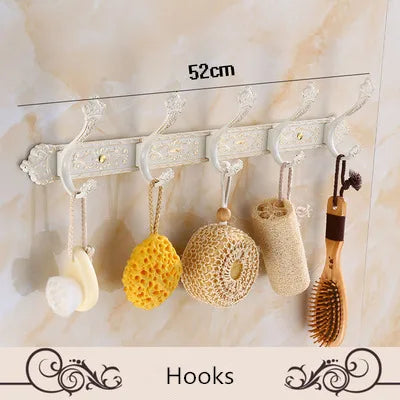 étagère salle bain blanc doré ornements sculptés finition art déco porte serviettes savon brosse