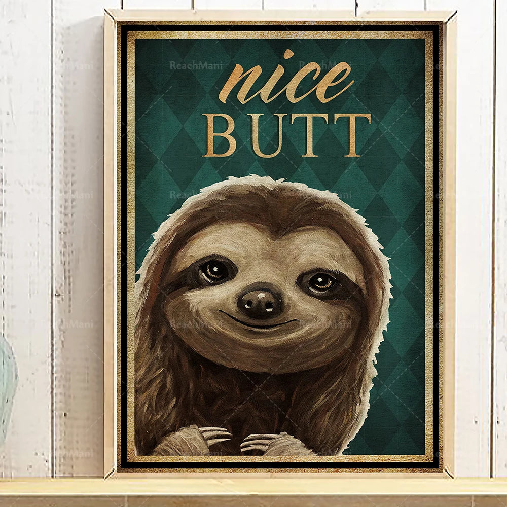 Une image encadrée montrant un portrait peint d'un paresseux souriant avec un arrière-plan vert à motifs et le texte "Nice Butt" en lettrage doré.