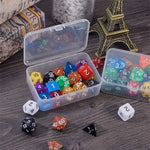 Mini boîte de rangement transparente avec couvercle placée sur une table de chevet
