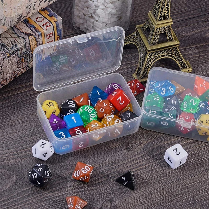 Mini boîte de rangement transparente avec couvercle placée sur une table de chevet