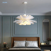 suspension lumineuse moderne forme florale blanc gris foncé pétales ondulés chambre salon