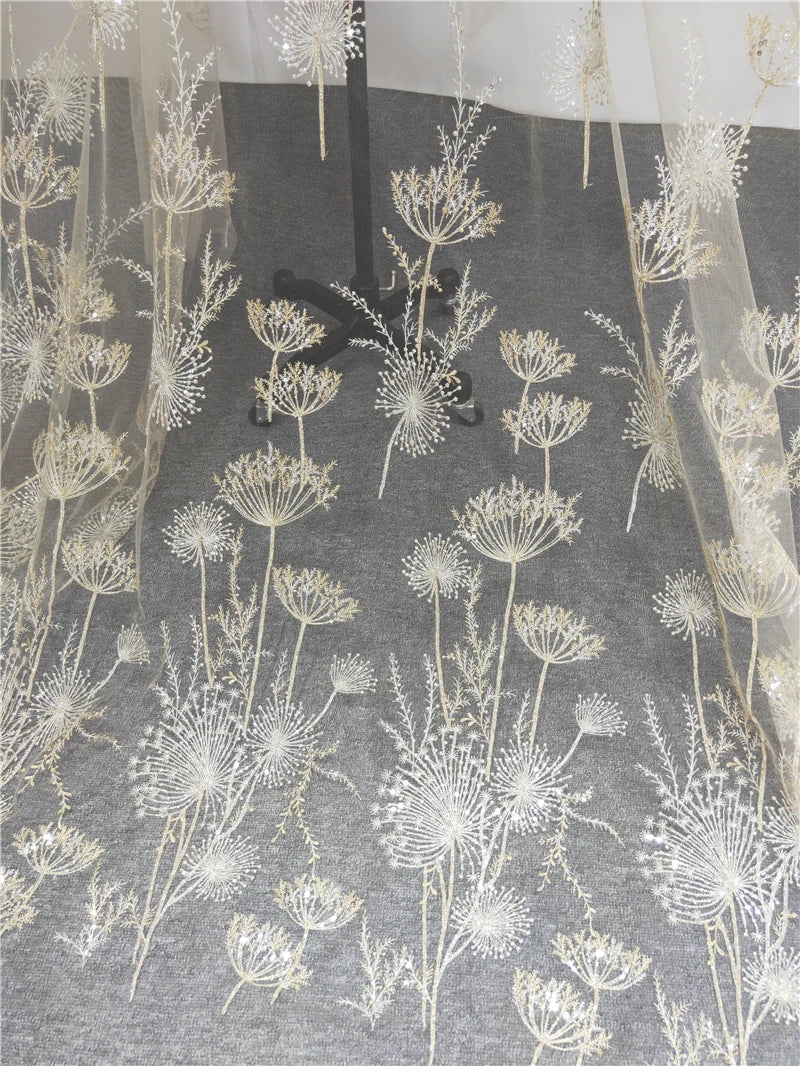 tissu brodé gris foncé fleurs stylisées finelines dorées largeur 135cm opacité élégant décoration mariage
