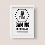 Affiche indiquant "Stop Gaming in Progress" avec un panneau de signalisation et un symbole de main, sur fond blanc encadré.