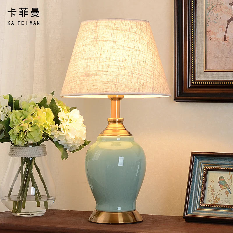 Lampe de chevet verte allumée avec éclairage chaleureux