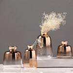 Petit vase en verre transparent sur table en bois
