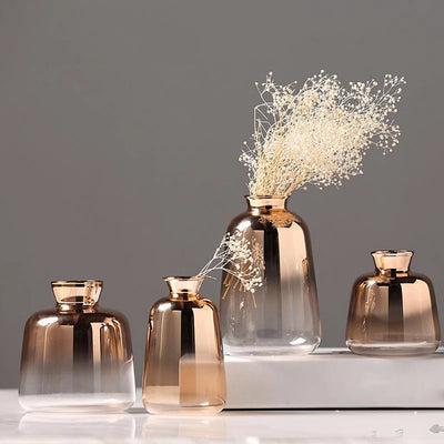 Petit vase en verre transparent sur table en bois