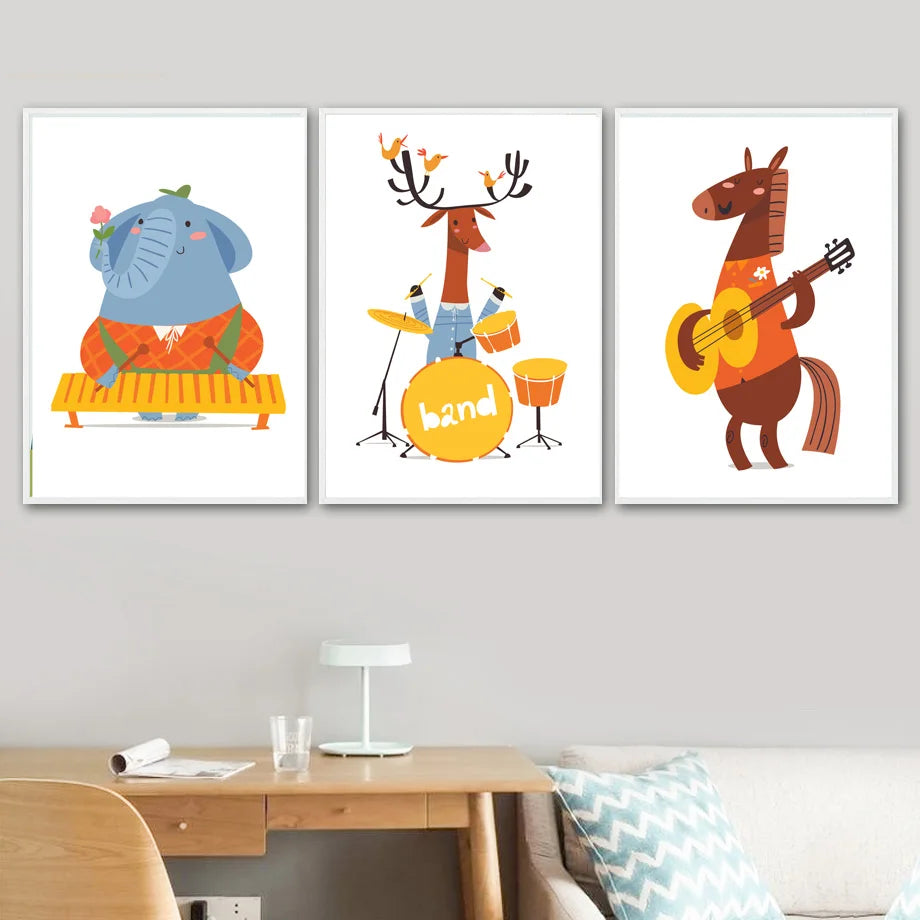 Un éléphant jouant du piano, un groupe de musiciens jouant de la musique et un âne jouant de la guitare dans des illustrations colorées et ludiques.