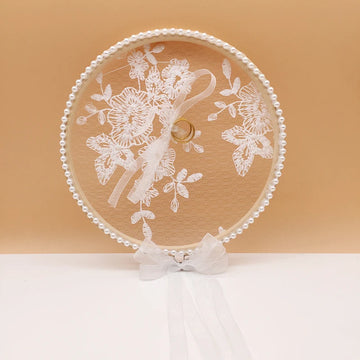anneau mariage boîte dentelle fleurs blanc présentoir bijoux classique or blanc emballage