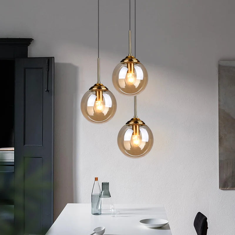 Lampe suspendue gris fumé dans une cuisine