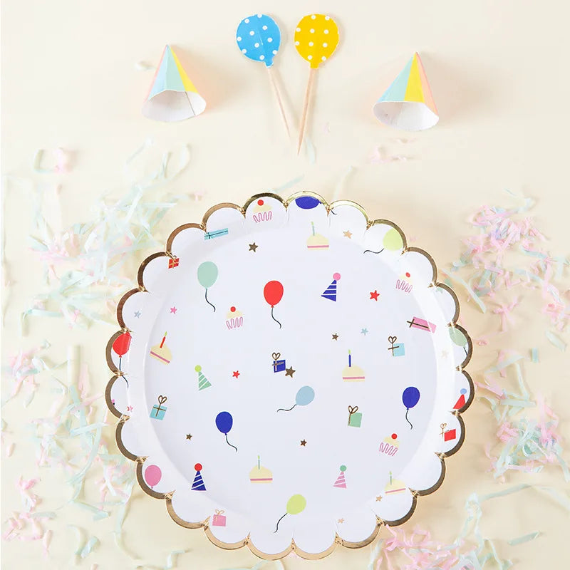 assiettes jetables blanc doré multicolore ballons chapeaux cadeaux étoiles festives anniversaire noël mariage fêtes