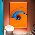 Spirale bleue hypnotisante sur un fond orange vif, encadrée dans une installation murale moderne et colorée.