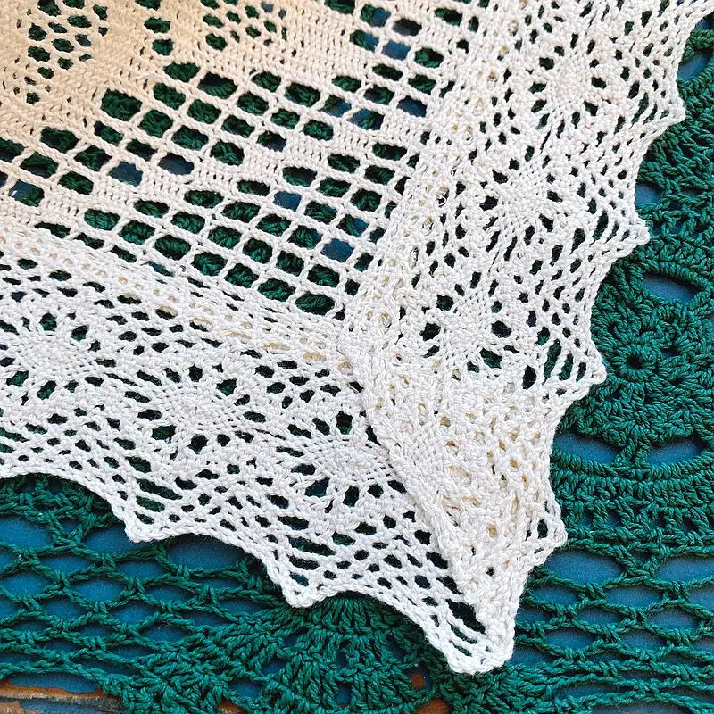 nappe crochetée motif floral géométrique rustique vintage blanc cassé verte bleue table décoration intérieure