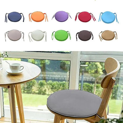 Coussin de siège rond violet sur chaise de jardin